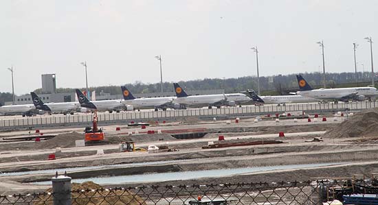 Die Luftverkehrsgesellschaften haben mittlerweile über 100 Flugzeuge, die gegenwärtig nicht zum Einsatz kommen, am Münchner Airport geparkt. (©Foto: Marikka-Laila Maisel)